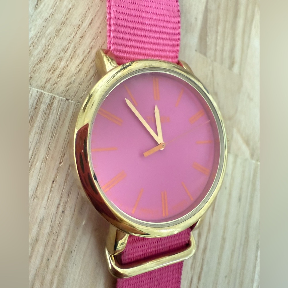 Timex weekender pink and gold tone casual watch NEW BATTERY - Picture 3 of 9